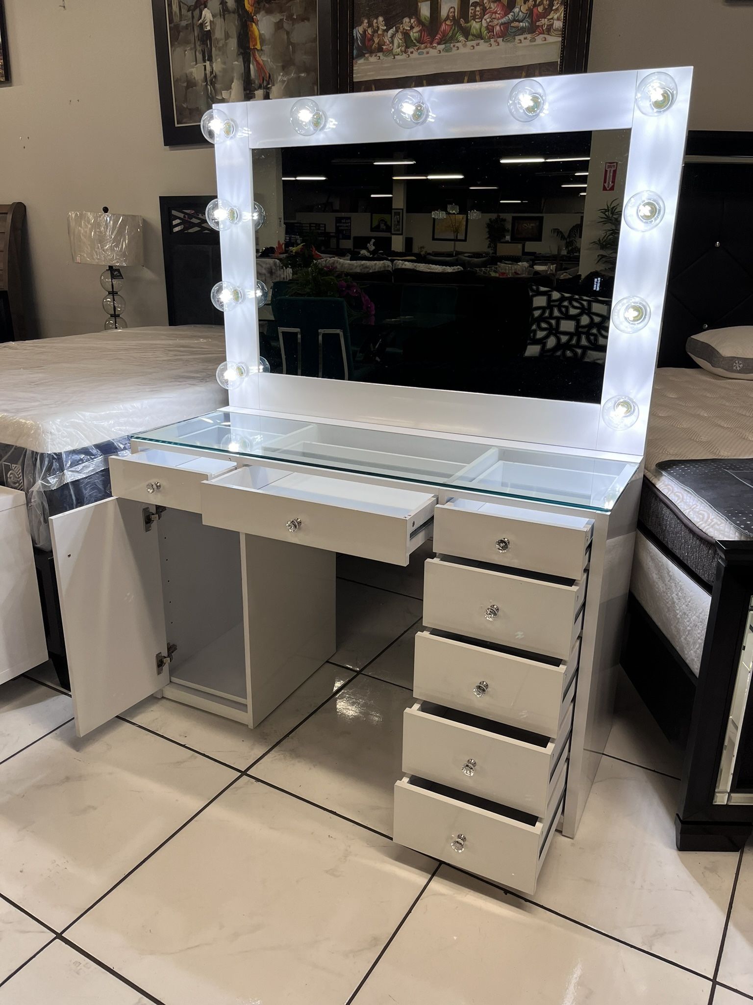 Vanity With Lights for Sale in Las Vegas, NV - OfferUp