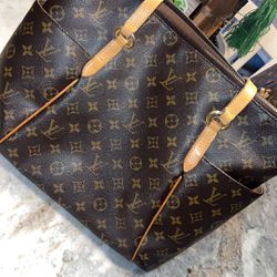Used louis vuitton TOTALLY MM HANDBAGS HANDBAGS / LARGE - LEATHER
