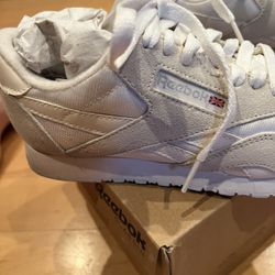 Very Pretty WOMENS Reebok Classic Size 6 Like New In Box