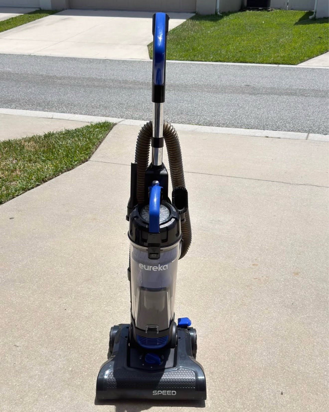 Selling Eureka vacuum cleaner with accessories
