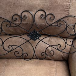 Black Scrolled Metal Wall Art Medallion Plaque 