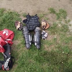Baseball Gear Catchers Mit 2 Gloves ,Chest Protector And Knee Gaurds