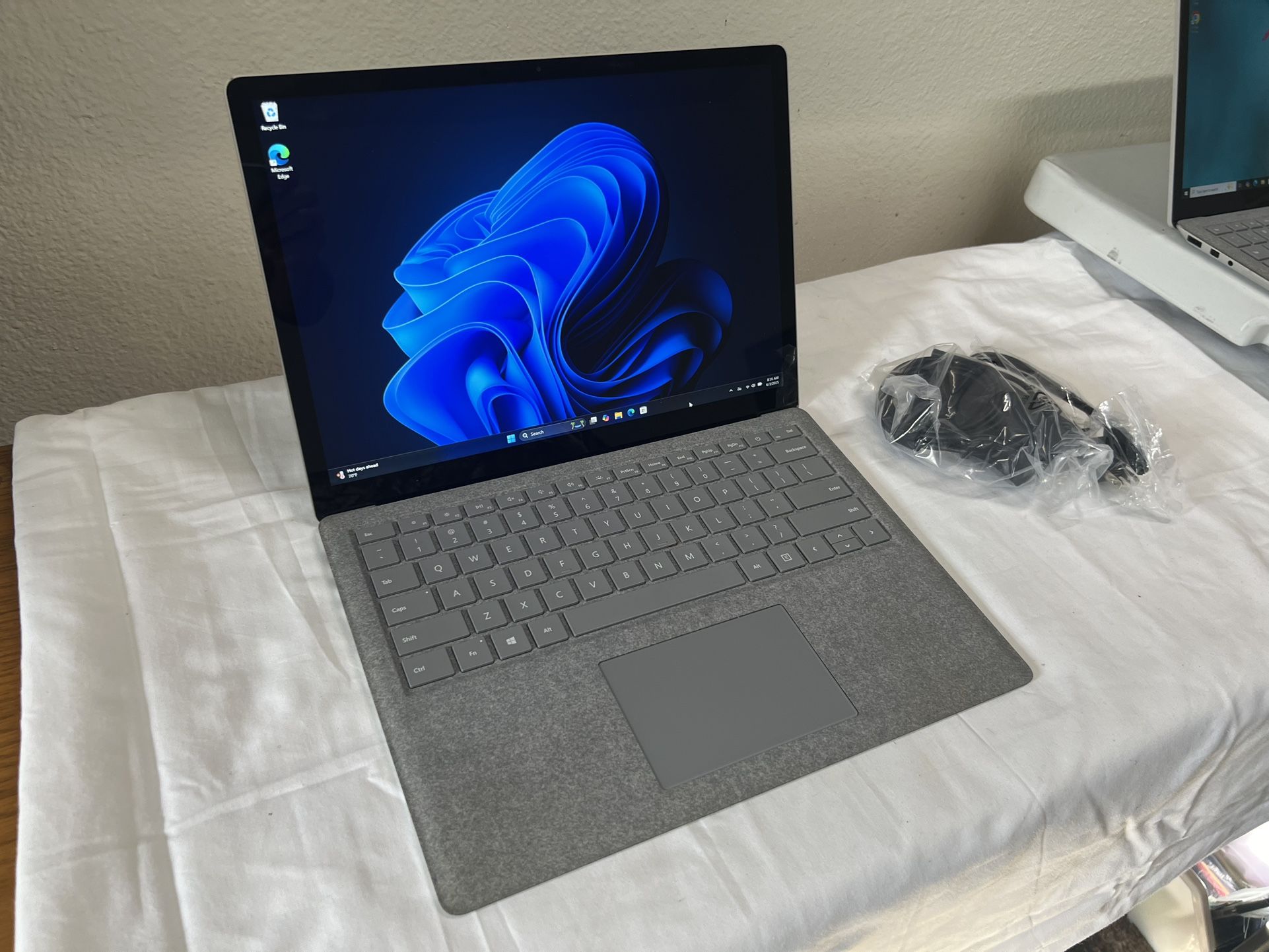 MS Surface Laptop 2 i5,8GB RAM,256GB SSD,TouchScreen,MS Office,Win11 pro