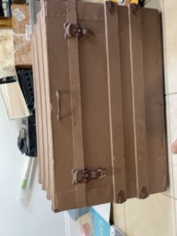 Vintage Wooden Trunk / Baúl Antiguo de Madera – Collector & Decor Piece