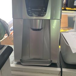  Ice Maker and Water Dispenser in Silver