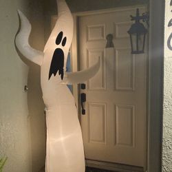 8 Ft Tall Inflatable Halloween Ghost!