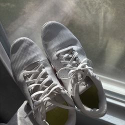 Nike Woman’s Sideline Cheer Shoes (Size 7)