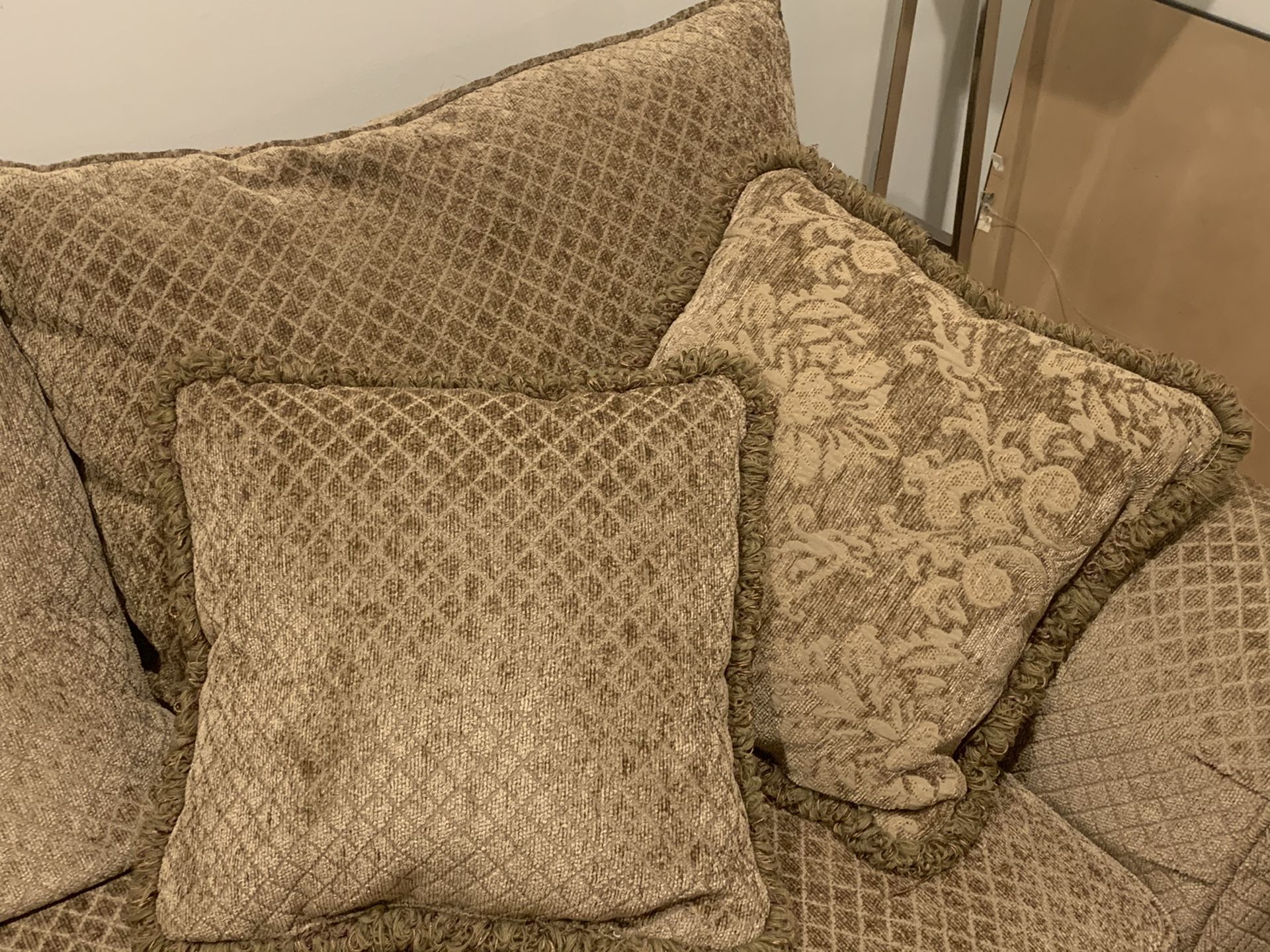 Very nice Ashley Couch in excellent condition! Home & Garden