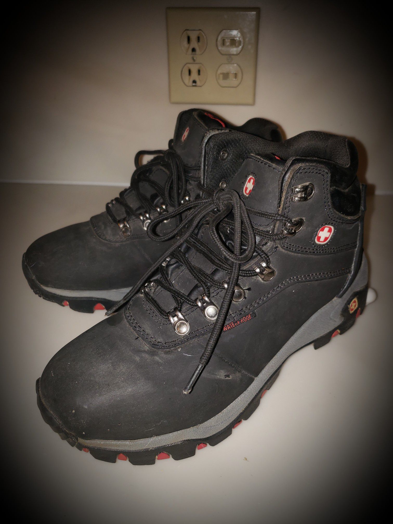 Swiss Army Gear Unisex Black Hiking Boots Steel Toe Men's Sz 7 Women's sz 9  for Sale in Cincinnati, OH - OfferUp