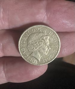 2003 Queen Elizabeth One Pound British Coin 