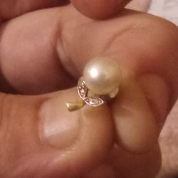 A Single 10 Karat Gold With Diamond And Pearl Earring