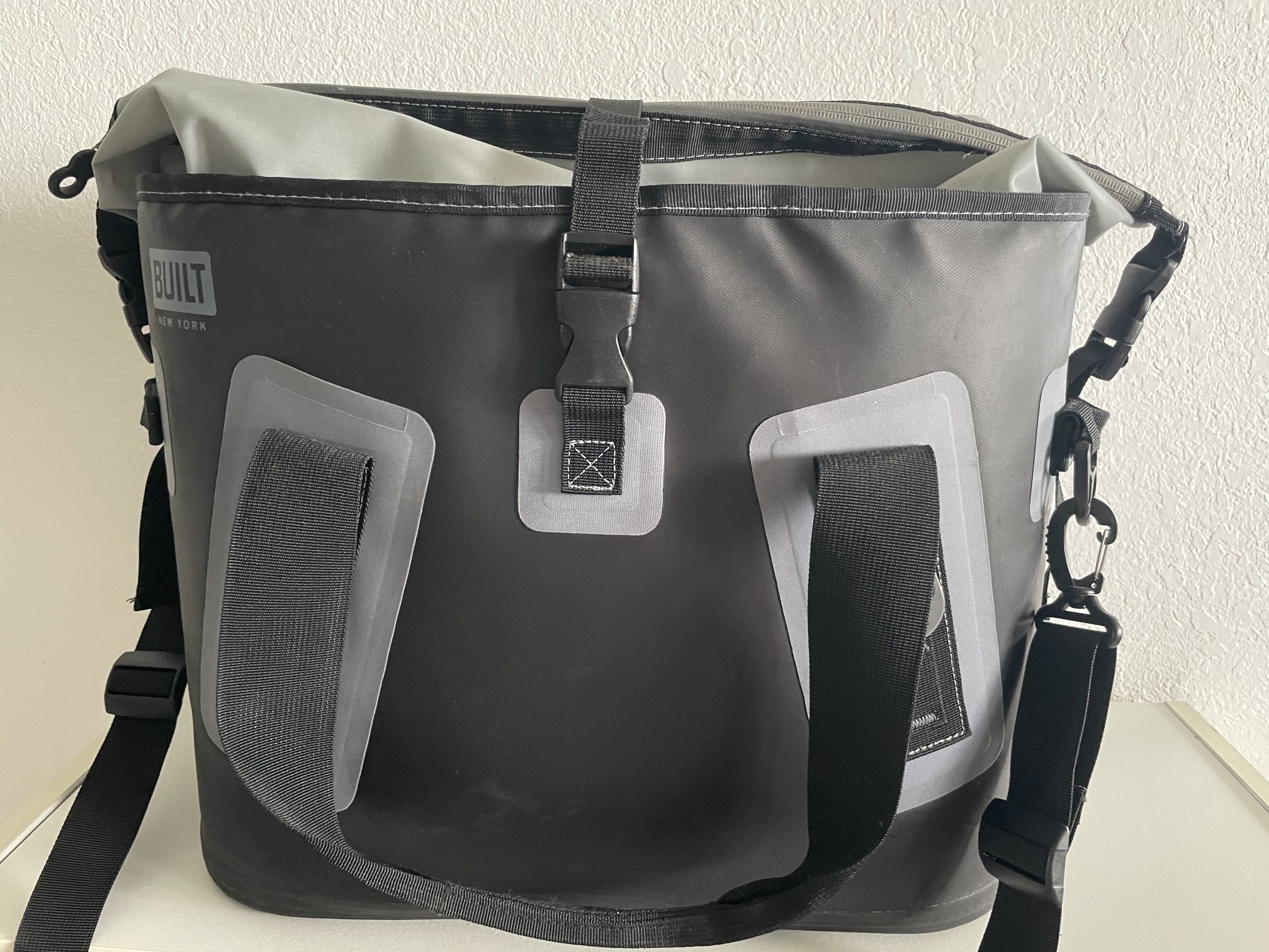 Built New York Cooler/Bag In Excellent Condition