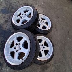 Vendo un set de rines usadas con llantas usadas 215/45R17 instaladas y balansiadas