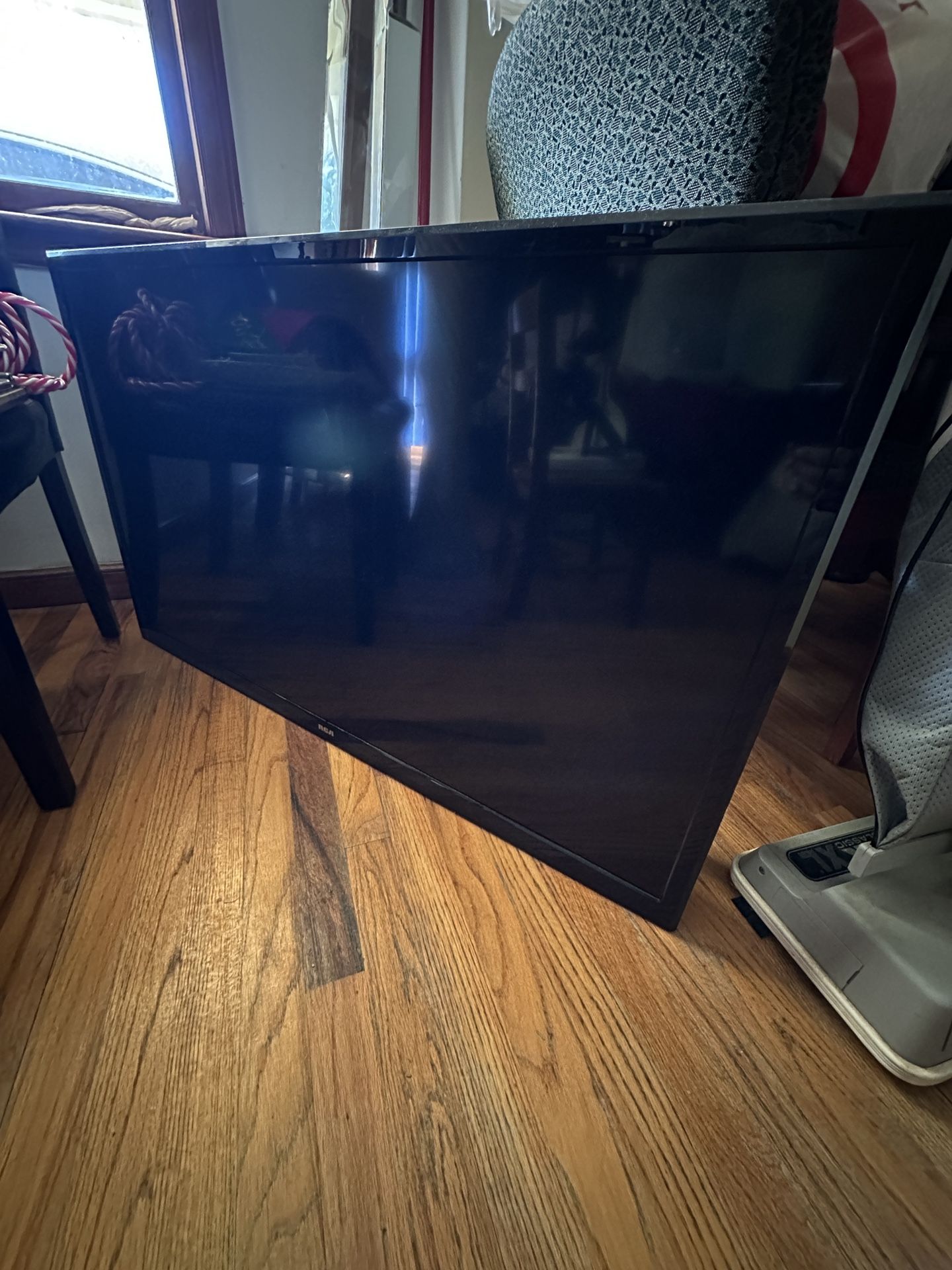 TV & MOUNT $150 - RCA 46β LED 1080p HDTV