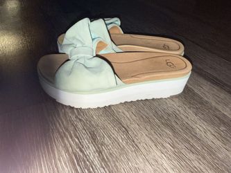 UGG Women’s Size 6.5  Slip-On Platform suede Sneakers Comfortable Casual Shoes