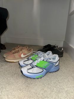 NIKE SHOES - SIZE 10