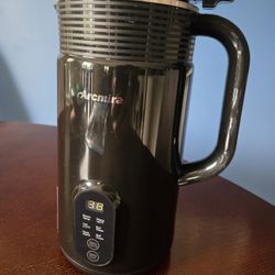 Blender With Heat Unit For Nut Milks