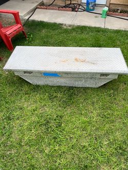Truck bed toolbox