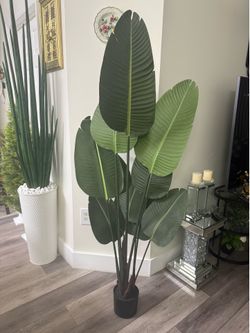 Pretty artificial plant 5 ft tall ! Brand New