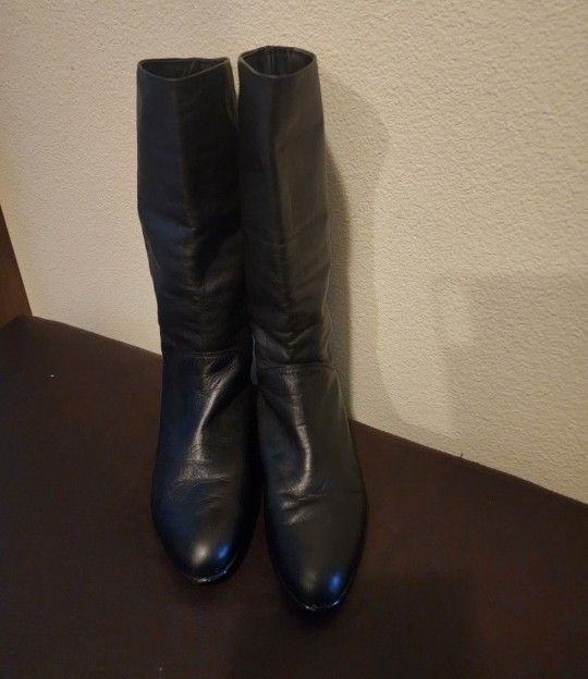Cobbie Vintage Tall Boots Black Leather. Size 7W. Made in Brazil. Very good condition.