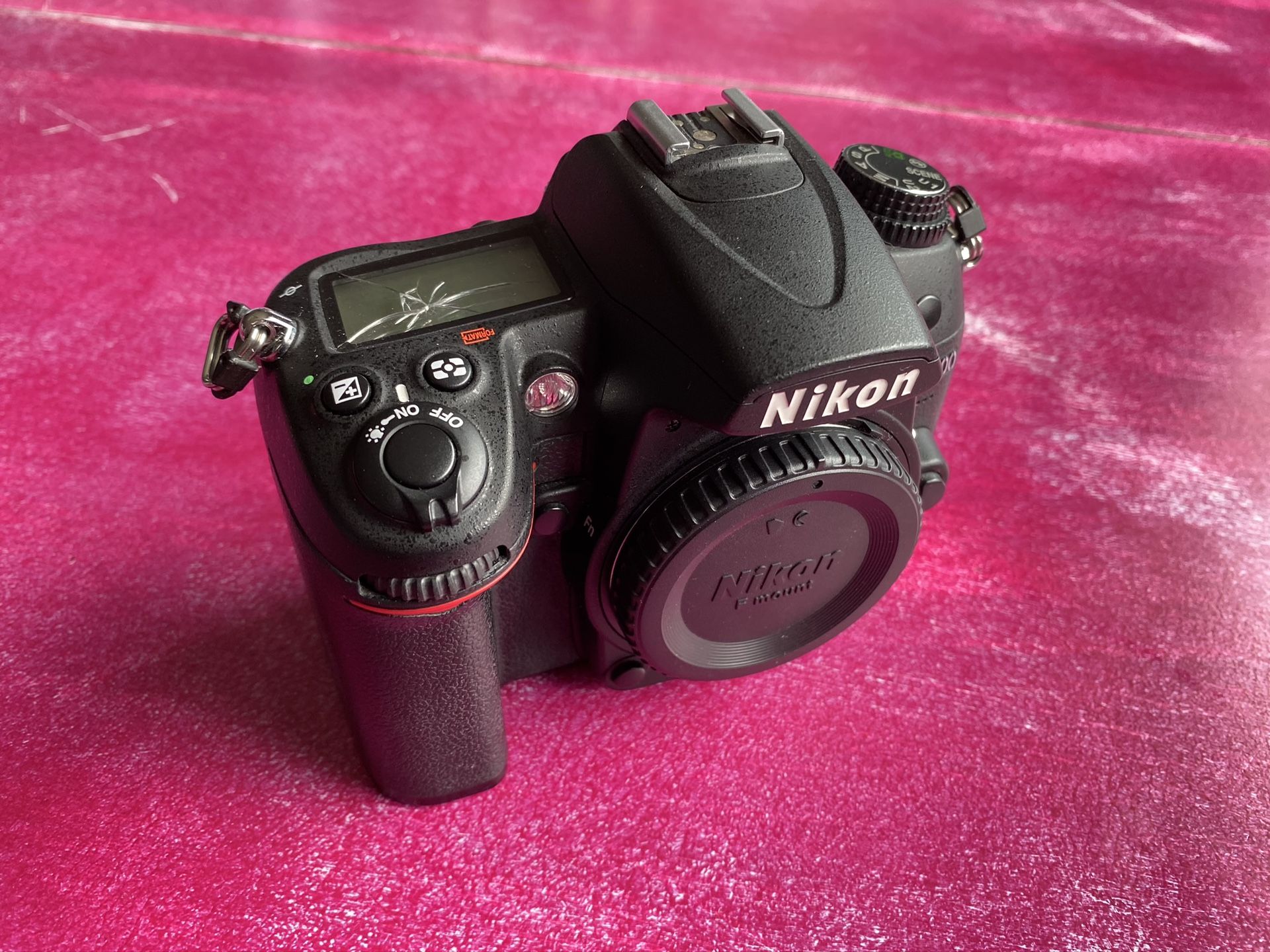 Nikon D7000 Kit 35mm & 18-200mm Lenses