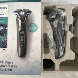 Philips Norelco Shaver 7200, Rechargeable Wet & Dry Electric Shaver with Senseiq Technology and Pop-Up Trimmer S7887/82 New Open Box