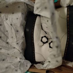 Brand New Dr Martens Devon Flwr Sz 6