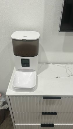 Automatic pet feeder