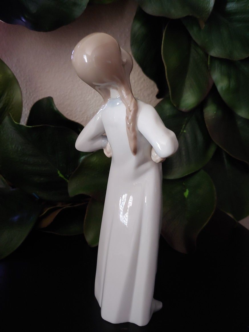 Lladro Figurine 8 1/2" 