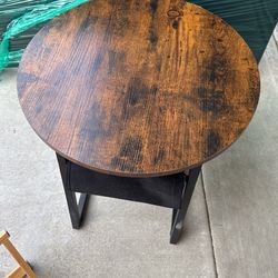 20 Inch Wood Coffee Or Side Table. Perfect Condition. Hardly Used. $35