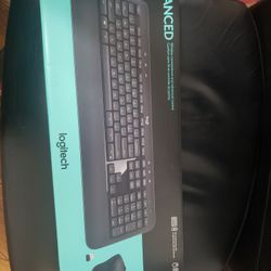 Logitech MK540 Wirleee Keyboard Mouse 