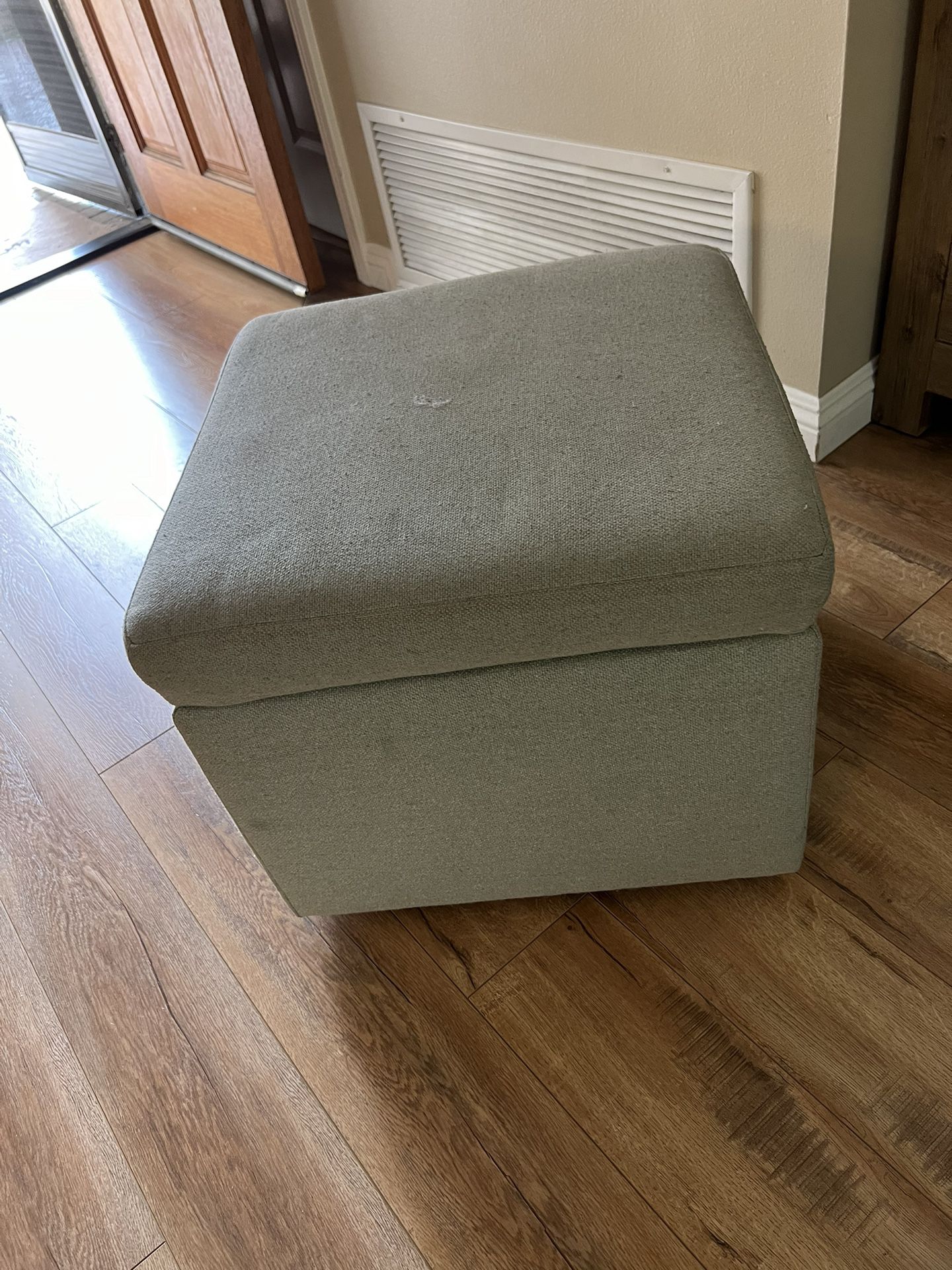 Rolling ottoman with storage 