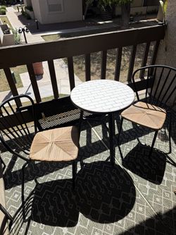 Round table w/ chairs