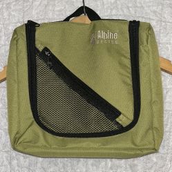 Alpine Design: Toiletries Bag