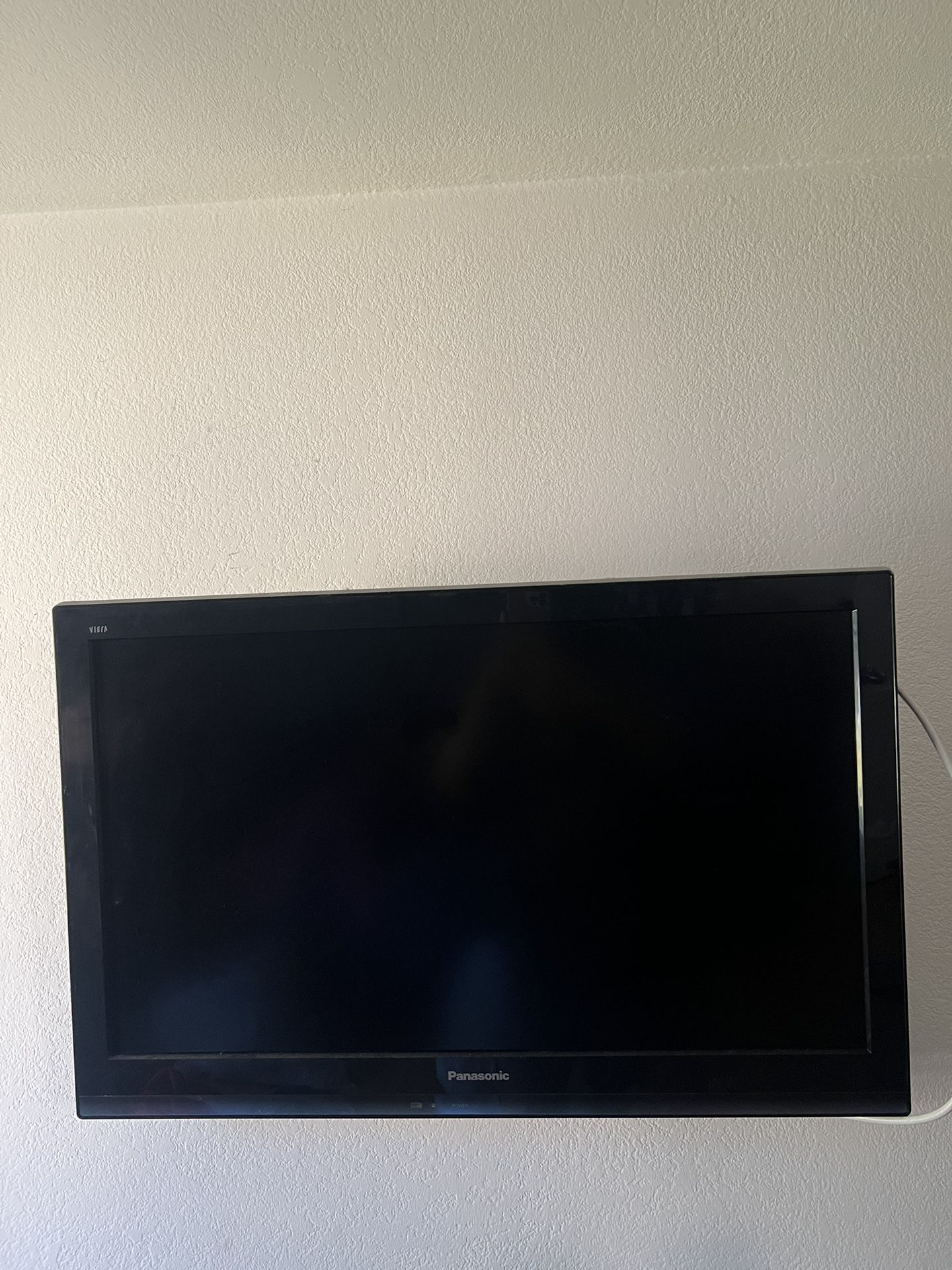PANASONIC TELEVISION WITH TV MOUNT