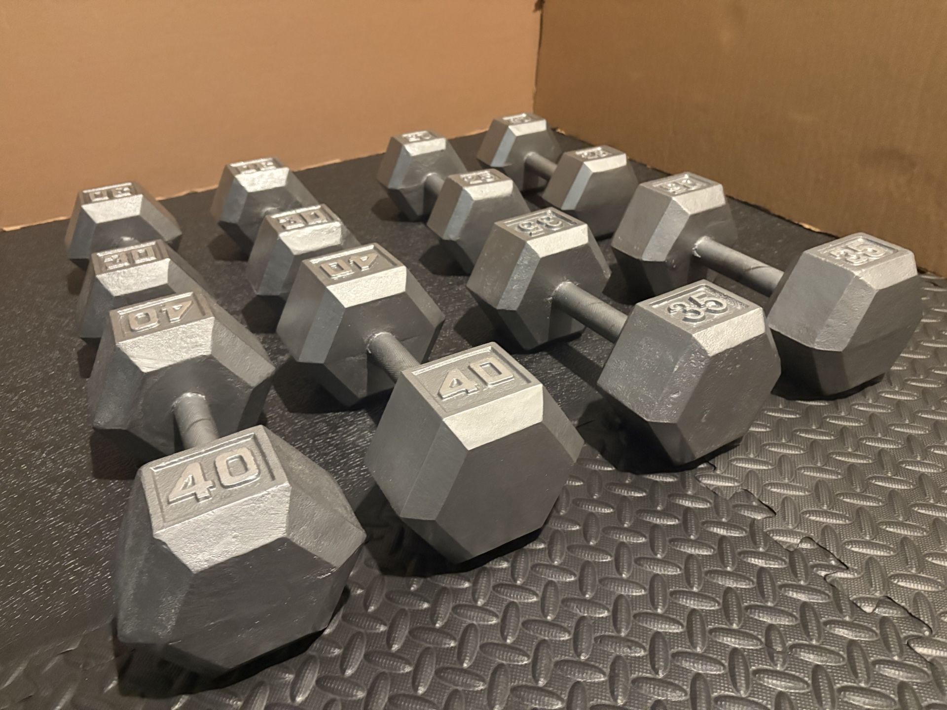Set of Hex Cast Iron Dumbbells ( heavy) 40#, 35#, 30# and 25 #   In total: 260 pounds.