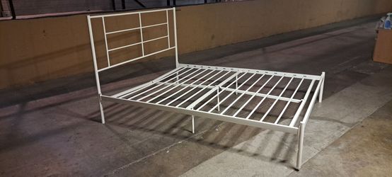 Nice  Modern Queen .Size White Metal Bed Frame.