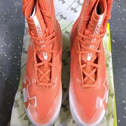 UNDER ARMOUR HIGHLIGHT MC SOCCER CLEATS ORANGE COLOR SIZE 9