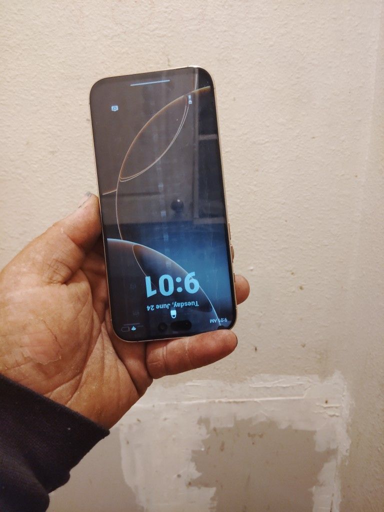 Broken Screen On iPhone 16