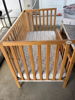 Wood toddler crib