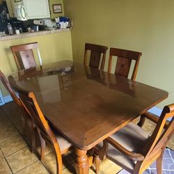 Beautiful 6 Person Dining Table and Chairs with Leaf