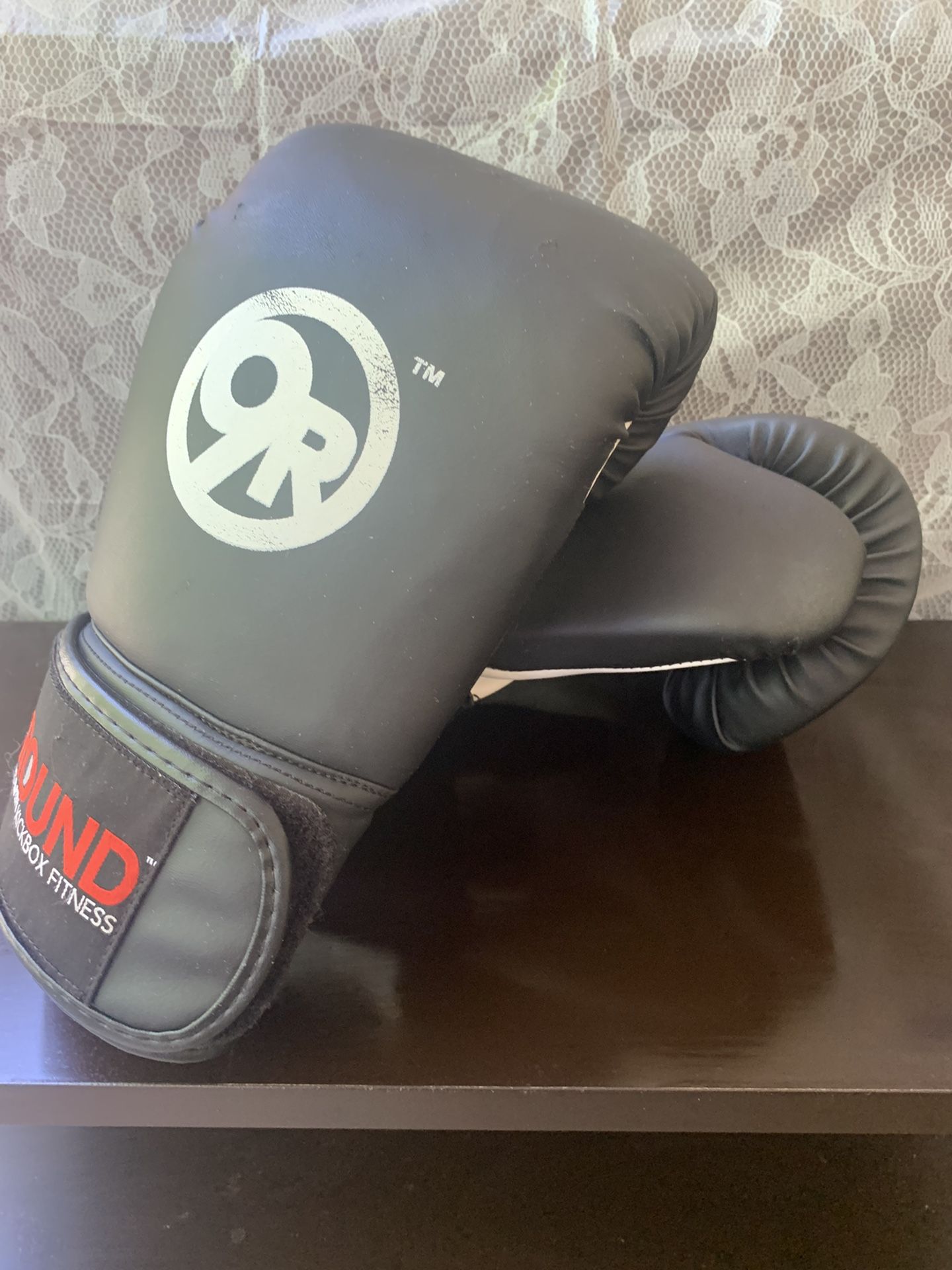 9Round Fitness 10oz Black White Boxing Gloves Kickboxing Unisex Hand Wraps