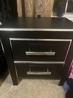 2 dressers and a night stand
