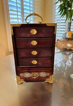 Jewelry box