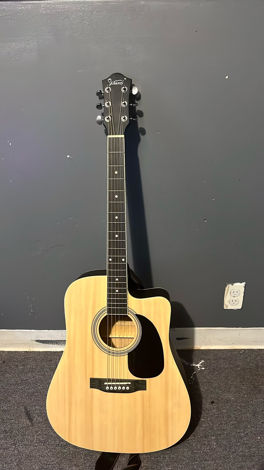 6 String Acoustic Guitar (comes With New Strings That You Could Put On