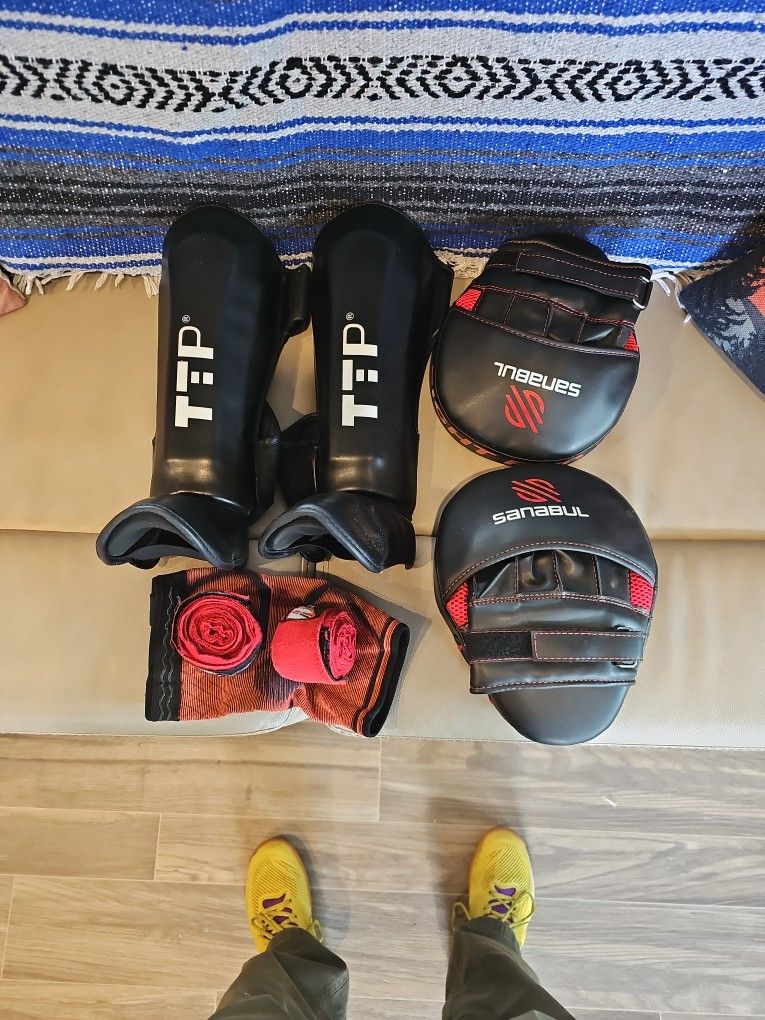 Pads, Muey Thai, Krav Maga, Karate.