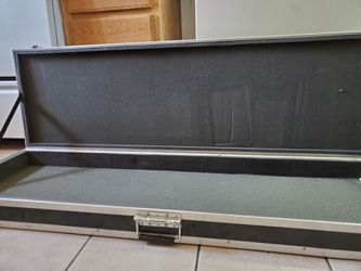 Unbranded Anvil type flight case.