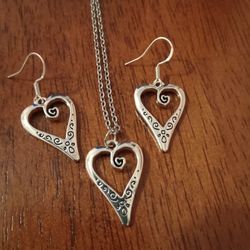 Newly Crafted Silver Tone Heart Necklace And Earrings 