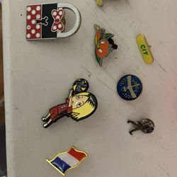 Pins Disney & More Brooches 