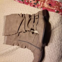 Size 9 Boots $8